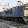 JR東日本の中央線用新型特急電車E353系の量産試作車が完成し、7月25日に出場した。EF64　1019号機を先頭に夕暮れの南武線を走るE353系量産先行車