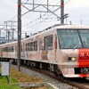 西鉄では昨年3月から太宰府線を中心にラッピング観光列車「旅人」を運転している。「水都」はラッピング観光列車の第2弾になる。