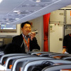 関空16時35分発・成田行きGK206便で乗客にメッセージを伝える片岡代表