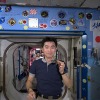 レタスを手に持つ油井宇宙飛行士