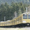 「黄色い電車」は西武鉄道のイメージとして定着している。写真は新101系（2002年）。