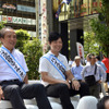 二輪車特別委員会の柳 弘之委員長（左）とバイクの日一日親善大使の中野真矢さん（右）。