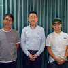 左から、おぎやはぎの小木博明氏、レスポンス編集長の三浦和也、おぎやはぎの矢作兼氏