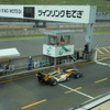 もてぎはブレーキに厳しいコースだ（コースインするマシンは#7 平川亮）。