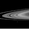 主要リング外部領域とその外側に位置する細いFリング。画像中央から左上付近でFリングを挟むように並ぶ二つの衛星は羊飼衛星のプロメテウスとパンドラ