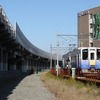 福井駅付近のえちぜん鉄道（右）と北陸新幹線高架橋（左）。9月27日からえちぜん鉄道の線路を新幹線高架橋に移し、これによって空いたスペースにえちぜん鉄道の高架橋を建設する。