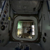 搭載物資の写真を撮る油井宇宙飛行士