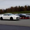 オーバルコースで対決する1200hpの日産GT-Rとガッティ ヴェイロン