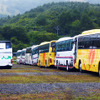会場ちかくの駐車場は昼も夜も「大型バスの博覧会」といった雰囲気