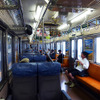 日曜日の朝9時台、伊豆急下田行き電車（伊豆急8000系）の車内。西武の特急車両で使われたクロスシートが海側に