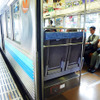 日曜日の朝9時台、伊豆急下田行き電車（伊豆急8000系）の車内。西武の特急車両で使われたクロスシートが海側に