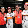 #55 CR-Zの土屋圭市エグゼクティブアドバイザー、高木、鈴木亜久里監督、小林（左から）。