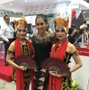 インドネシアブースの民族衣装で着飾った女性たち