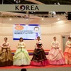 韓国ブースではチマチョゴリを着た女性たちがブースをPR