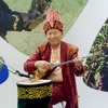 カザフスタンの民族衣装を身にまとった男性