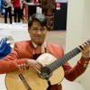メキシコブースで現地の音楽を奏でる男性