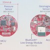 センサーメダルの内部構成。直径33mmの基板の中に、Bluetoothスマートモジュール、Low Power MCU、衝撃センサーや磁気センサー、加速度計などを備える（撮影：防犯システム取材班）