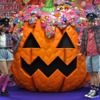 西武のハロウィンイベント「SEIBU HALLOWEEN 2015 in NERIMA」が10月13日から始まった。同日午前には練馬駅に設置されたオブジェの前でセレモニーも開かれた。西武鉄道の制帽をかぶってポーズを取るオクヒラテツコさんとりゅうちぇるさん