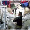EMUの準備作業を行う油井宇宙飛行士