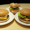 マクドナルドが10月26日から発売する新作3品「エッグチーズバーガー」「バーベキューポークバーガー」「ハムレタスバーガー」
