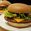 マクドナルドが10月26日から発売する新作3品「エッグチーズバーガー」「バーベキューポークバーガー」「ハムレタスバーガー」