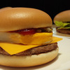 マクドナルドが10月26日から発売する新作3品「エッグチーズバーガー」「バーベキューポークバーガー」「ハムレタスバーガー」