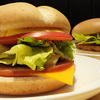 マクドナルドが10月26日から発売する新作3品「エッグチーズバーガー」「バーベキューポークバーガー」「ハムレタスバーガー」