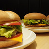 マクドナルドが10月26日から発売する新作3品「エッグチーズバーガー」「バーベキューポークバーガー」「ハムレタスバーガー」