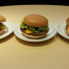 マクドナルドが10月26日から発売する新作3品「エッグチーズバーガー」「バーベキューポークバーガー」「ハムレタスバーガー」