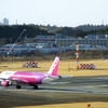 成田空港を離陸するピーチのA320