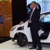 プレスカンファレンスでAUV（Advanced Urban Vehicle）を説明するZFのCEOステファン・ゾンマー博士