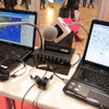 スタジオのナビゲーターは、天気・渋滞情報の写し出されたモニターを確認しながら情報発信を行う