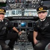 罰ゲームの敗者が決定…カンタス航空の乗務員がラグビーNZ代表のジャージーを着用（2）