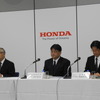 ホンダの決算会見風景。左から岩村哲夫副社長、竹内弘平常務執行役員、鈴木雅文経理部長