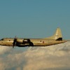 海上自衛隊のP-3C、夕暮れの中を最後に離陸。