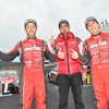 第7戦に勝利した#1 GT-R。左からクインタレッリ、鈴木豊ニスモ監督、松田次生。