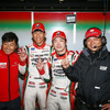 中山（中央左）と嵯峨（同右）が駆る#31 プリウスがGT300のポール。