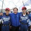 ポイントリーダーの#12 GT-R陣営。左から安田、星野監督、オリベイラ。
