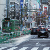 すすきの方面へ向かう札幌市電新線外回り線の訓練車。サイドリザベーションとなるため、車道を走る車や自転車に対処するためのバックミラーが右側にも設置された。