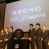チームレグノの6名と長島淳二 消費財マーケティング本部長（左）、山口渉 タイヤ開発第5部 部長（右）