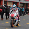 サプライズでMotoGPバイクをライディングしたアロンソ