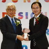 孫思嘉さん（右）と水野誠一審査委員長