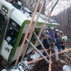 山田線松草～平津戸間の線路内に土砂が流入し、列車が土砂に乗り上げて脱線した。本年度内の再開は困難とみられる。