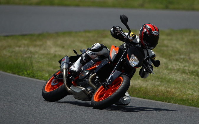 【KTM 690デューク/R 試乗】コーナリングの楽しさに思わず頬が緩む…青木タカオ 画像