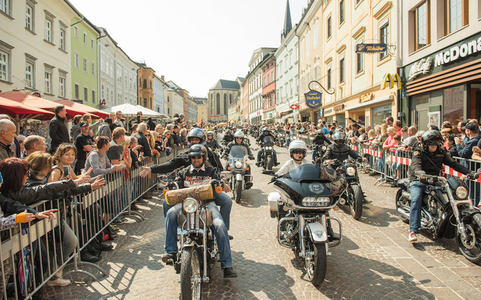 【ヨーロピアンバイクウィーク2017】東欧でも熱狂のハーレーフェス、20周年で12万人超7万台が集結!! 画像