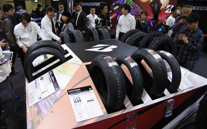 ブリヂストン、BATTLAXの世界観を製品とグラフィックアートで表現…東京モーターサイクルショー2019 画像