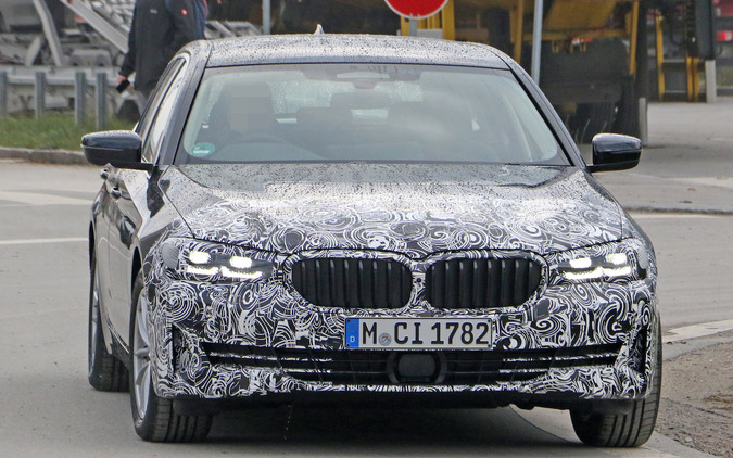 これがBMW 5シリーズ 改良新型の「顔」だ!新グリルも完全露出 画像