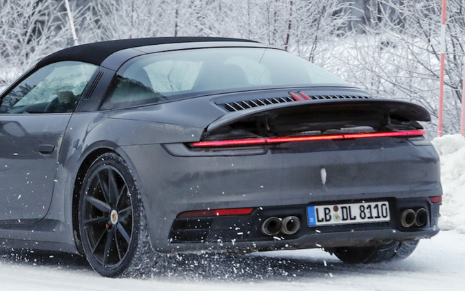 電動スライディングトップを継承、ポルシェ 911タルガ 新型プロトが豪雪に出現 画像
