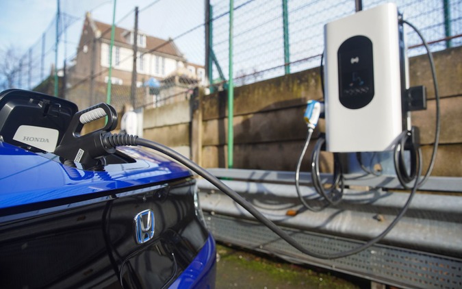 ホンダ、双方向充電器を英国に設置…EVの ホンダe が市役所に電力供給 画像