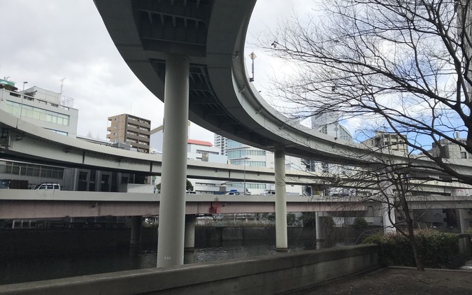江戸橋JCT。低い位置の高架が都心環状線。この辺がトンネル出入口で、地下区間は左手になる。